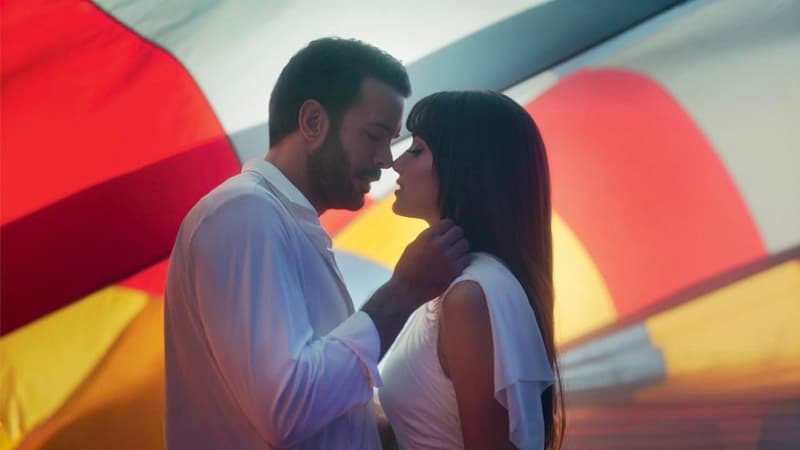 Свежий кадр Ханде Эрчел и Барыша Ардуча со съёмок романтичного сериала «Вспомни любовь»
